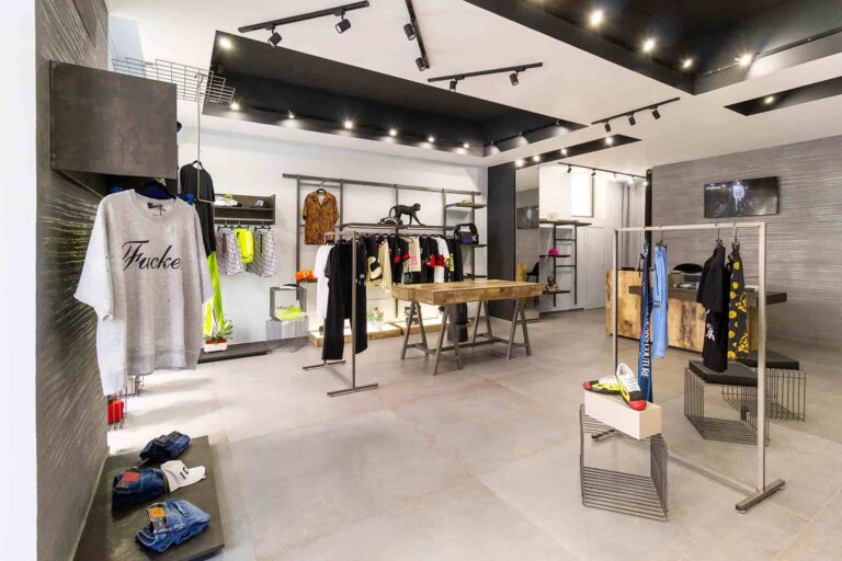 Foto progettazione e realizzazione arredo negozio abbigliamento, curati da Spettacolo Design