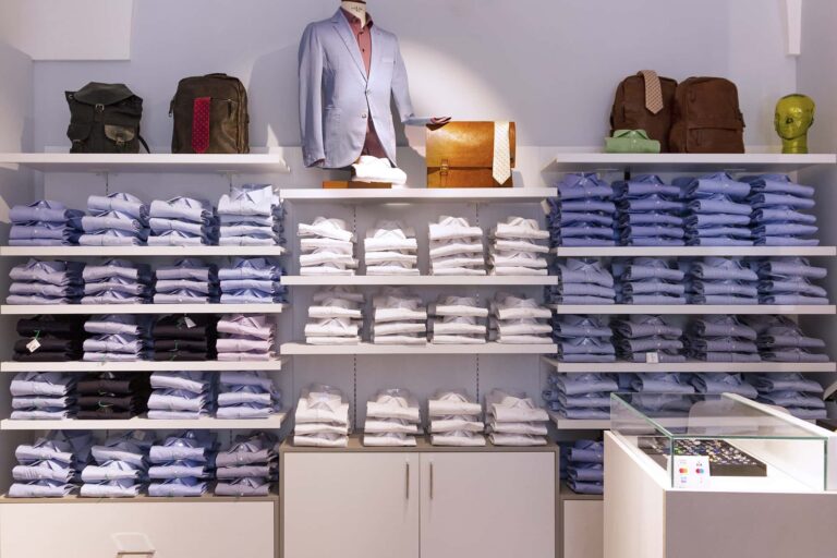 Arredamento e allestimento negozio abbigliamento uomo: progetto e realizzazione a cura di Spettacolo Design