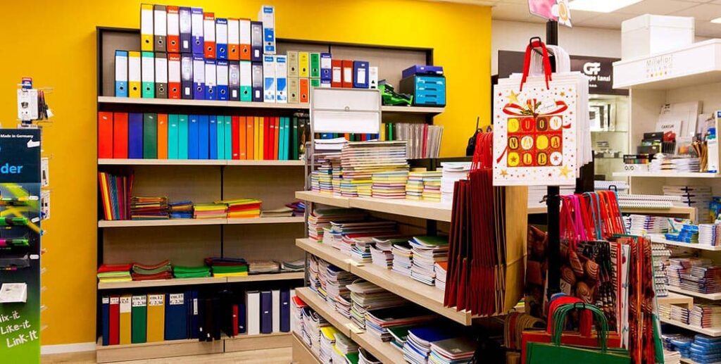 Arredamento e allestimento di una cartoleria curati da Spettacolo Design