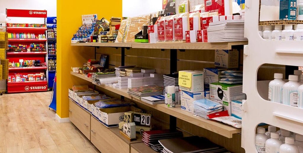 Dettaglio arredo negozio cartoleria progettato e realizzato da Spettacolo Design