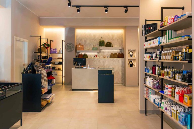 Arredamento negozio profumeria: progetto e realizzazione curate da Spettacolo Design