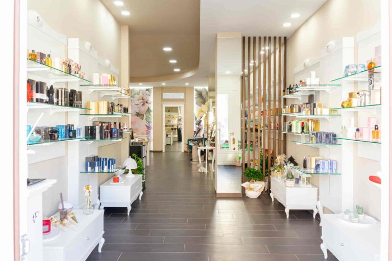 Arredamento profumerie: progettazione e realizzazione curate da Spettacolo Design