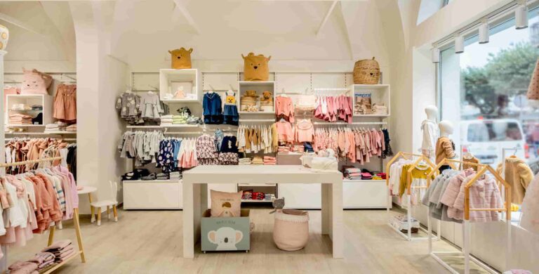 Arredamento negozio abbigliamento bimbi: progettazione e realizzazione a cura di Spettacolo Design