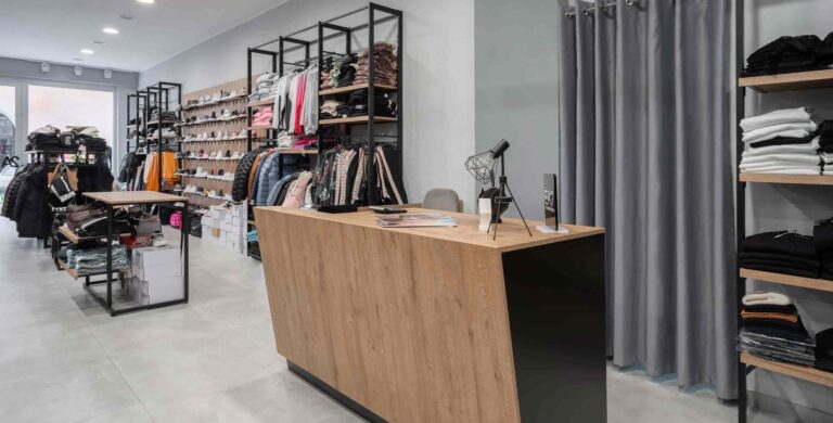 Arredamento negozio articoli sportivi: banco cassa. A cura di Spettacolo Design