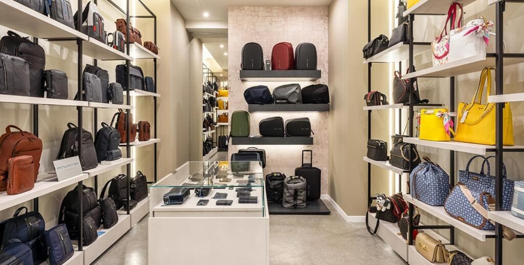 Negozio borse e accessori progettato e realizzato da Spettacolo Design