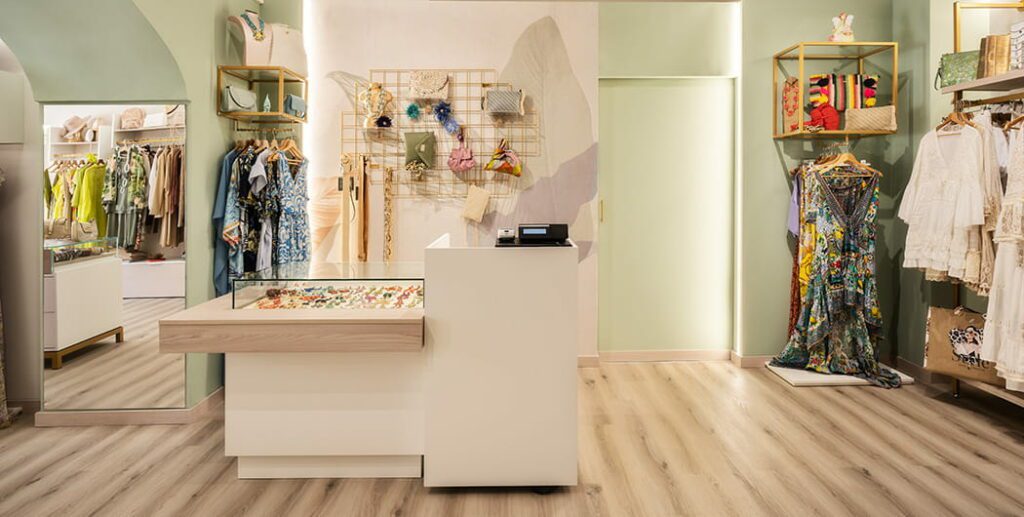Dettaglio cassa negozio abbigliamento donna con teca espositiva e retrocassa personalizzato. Progetto e realizzazione Spettacolo design