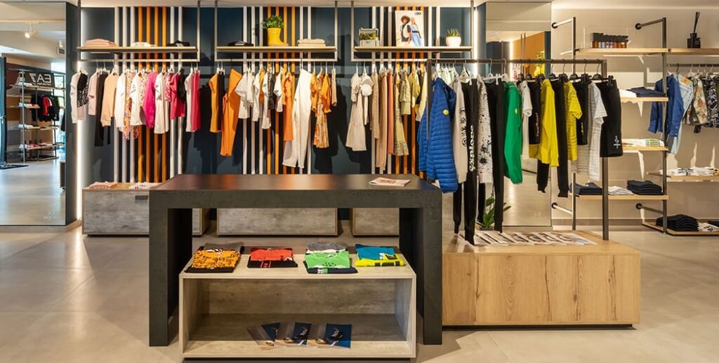 Vista su parete zona kids con personalizzazione a parete e banco vendita con pedane espositive. Spettacolo design per Rolema Noi 2 Young