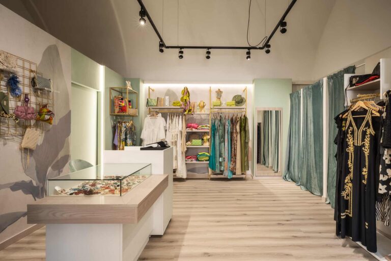 Foto panoramica negozio abbigliamento donna Ki Art di Castellaneta (TA). Progetto e realizzazione a cura di Spettacolo Design