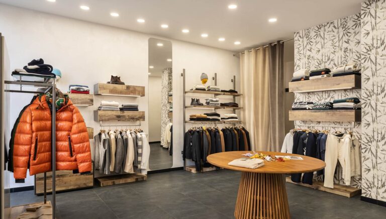 Vista su parete espositiva di un negozio di abbigliamento uomo. Progetto arredo e realizzazione a cura di Spettacolo Design.
