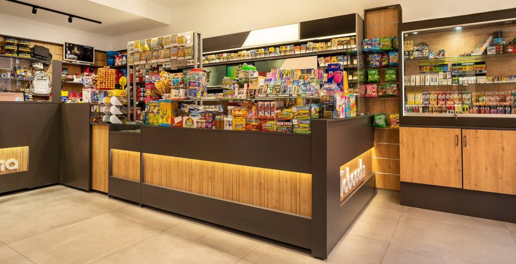 Arredamento e banco di grandi dimensioni in finitura legno rovere alburno e grigio pietra per tabaccheria e ricevitoria
