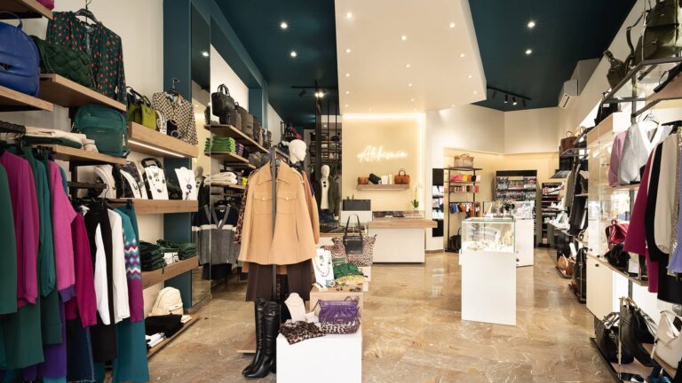 Foto panoramica negozio di abbigliamento e accessori progettato e realizzato da Spettacolo Design