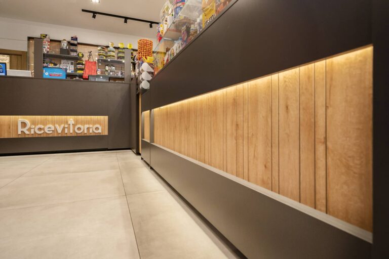 Immagine di dettaglio del bancone personalizzato per l'arredamento tabaccheria