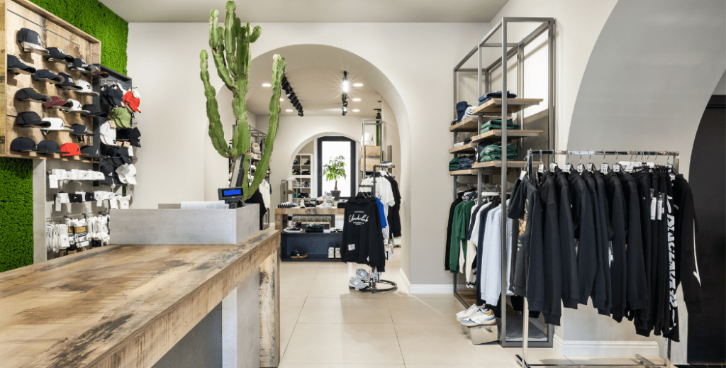 Progettazione e Arredo Negozi a Lamezia Terme: Potenziamento dello Store Design nel Settore Sportswear. Foto ingresso