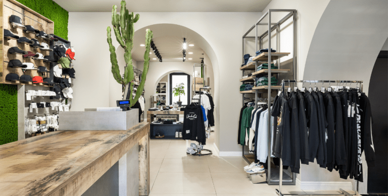 Progettazione e Arredo Negozi a Lamezia Terme: Potenziamento dello Store Design nel Settore Sportswear. Foto ingresso