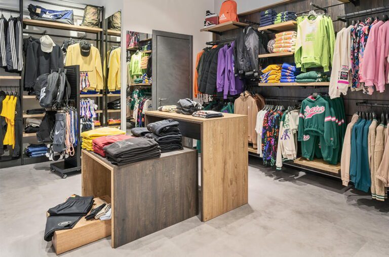 Un arredo realizzato per un negozio di articoli sportivi multiprodotto