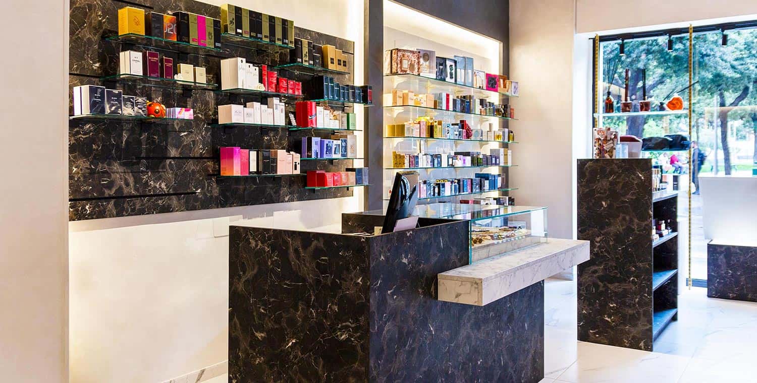 Area make up e fragranze, con vista punto cassa e vetrina. Progettato e realizzato da Spettacolo Design