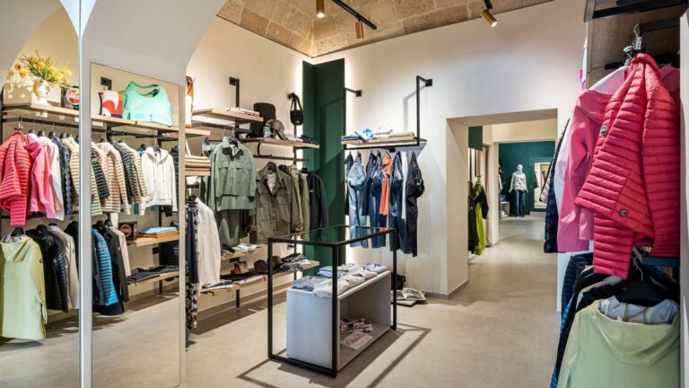 Foto panoramica negozio di abbigliamento e accessori a Manduria progettato e realizzato da Spettacolo Design